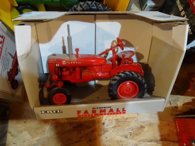 lot 272 image: Farmall Super A Ertl 116