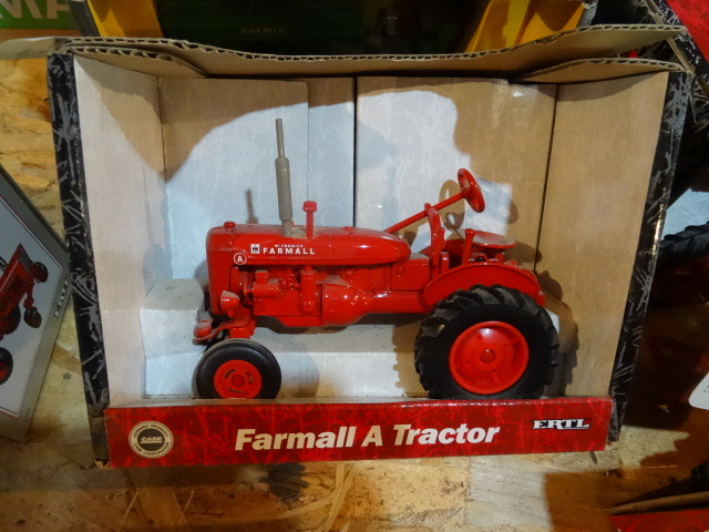 lot 275 image: Farmall A Tractor Ertl 116