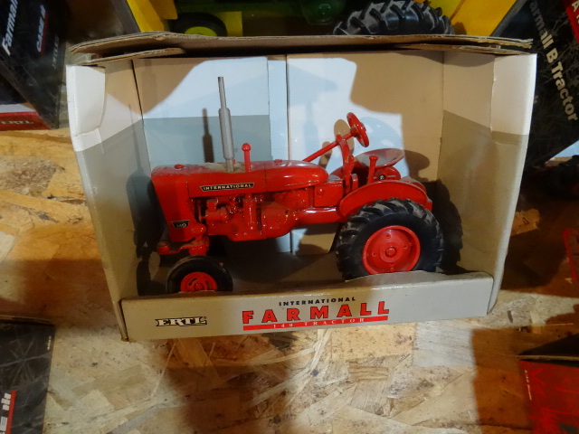 lot 276 image: Farmall 140 Tractor Ertl 116