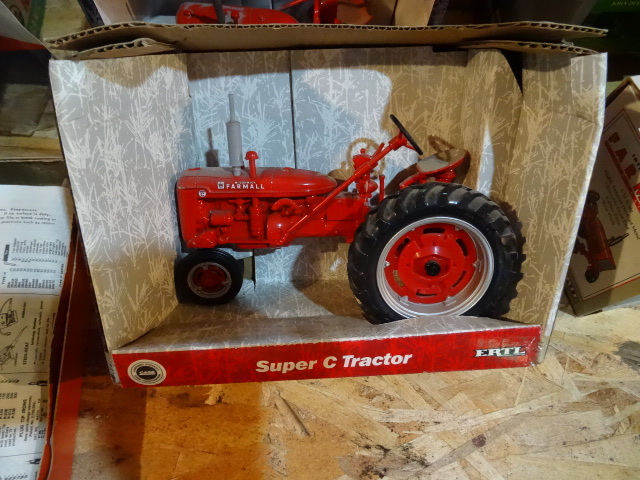 lot 277 image: Farmall Super C Tractor Ertl 116