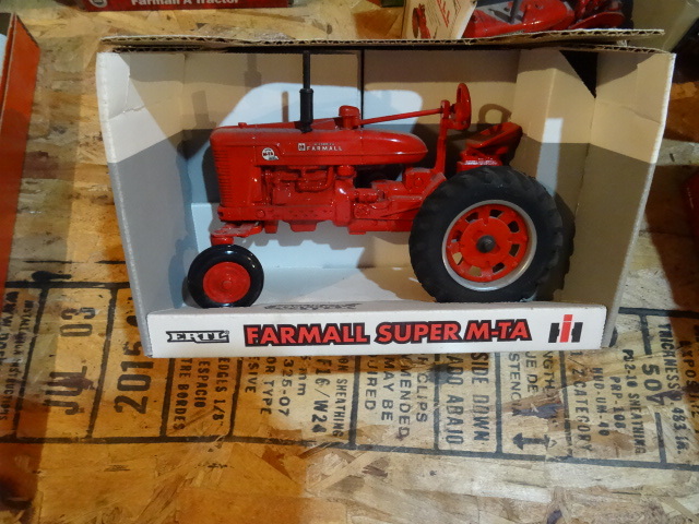 lot 278 image: Farmall Super MTA Tractor Ertl 116