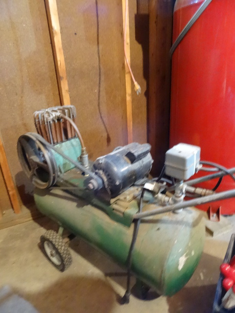lot 81 image: Campbell Hausfeld Air Compressor
