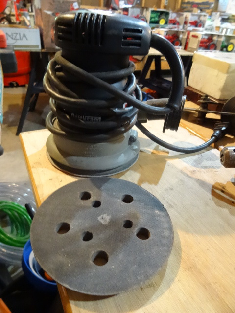 lot 124 image: Porter Cable Quick Sand Palm Sander.