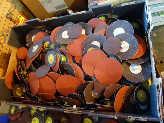 lot 199 image: Large Qty of 3M Abrasive Roloc Discs