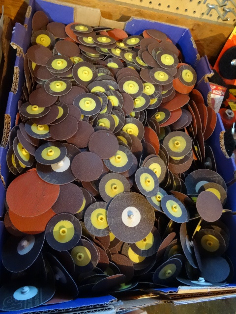 lot 200 image: Large Qty of 3M Abrasive Roloc Discs