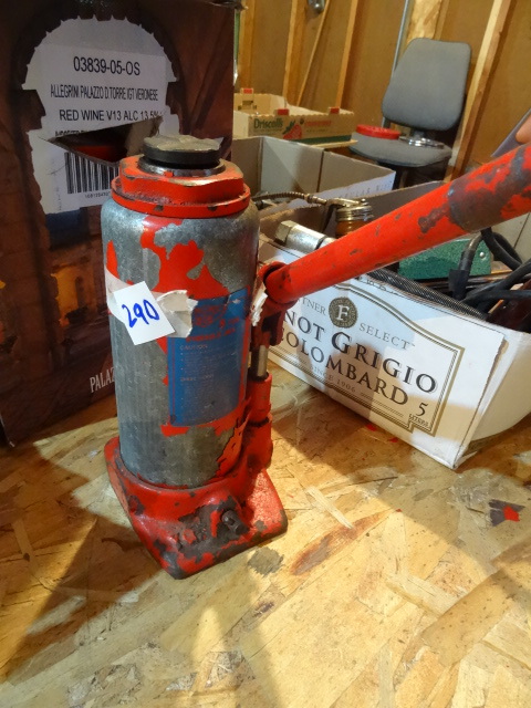 lot 290 image: 8 Ton Hydraulic Bottle Jack