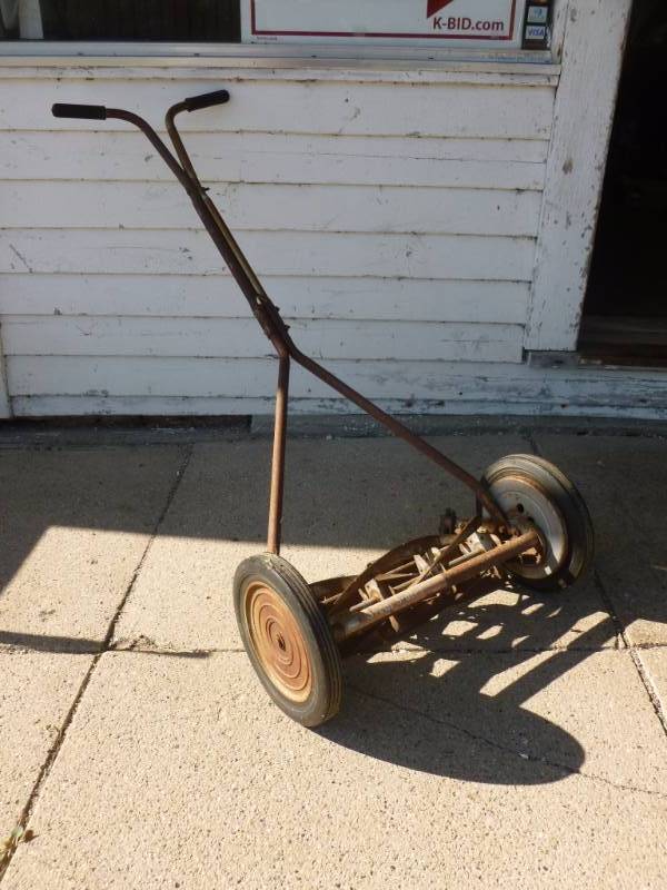 lot 4 image: Vintage Lawn Mower
