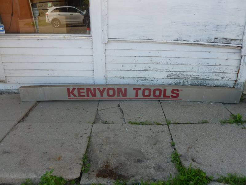 lot 11 image: Sign