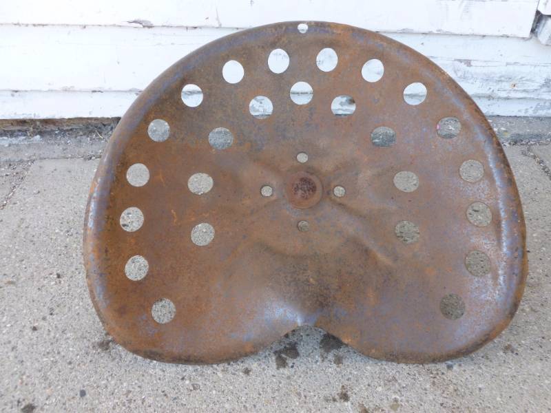 lot 16 image: Vintage Tractor Seat