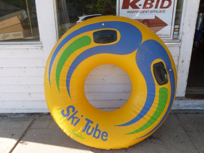 lot 18 image: Water Ski Tube