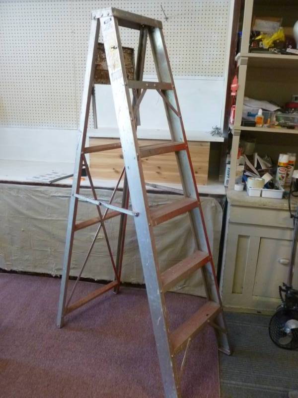 lot 28 image: Aluminum Step Ladder