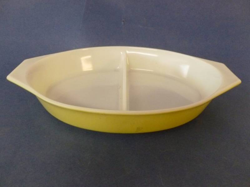 lot 101 image: Vintage Pyrex