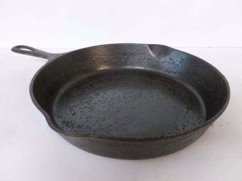 lot 102 image: Vintage Griswold Cast Iron Pan