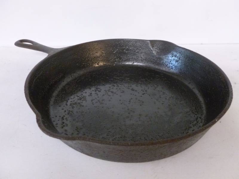 lot 103 image: Vintage Griswold Cast Iron Pan