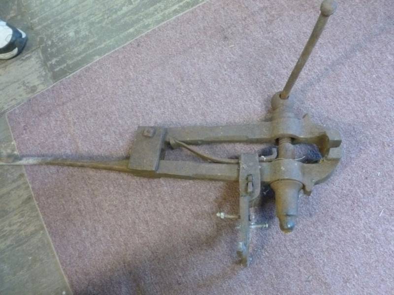 lot 154 image: Vintage Post Vise