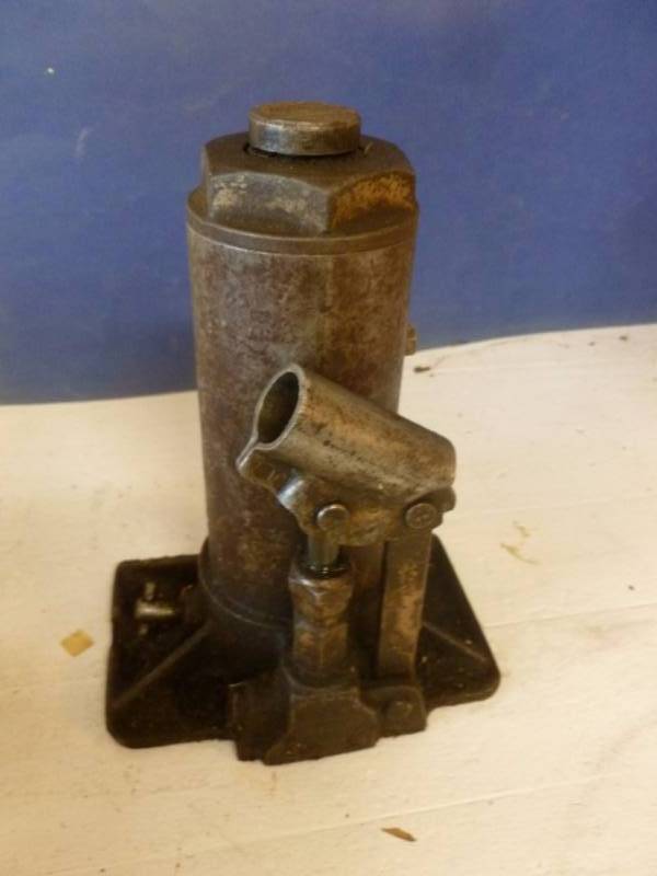 lot 261 image: Bottle Jack