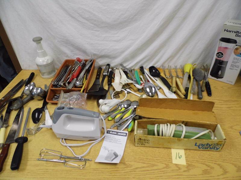 lot 16 image: Mixer - Blender - Utensils