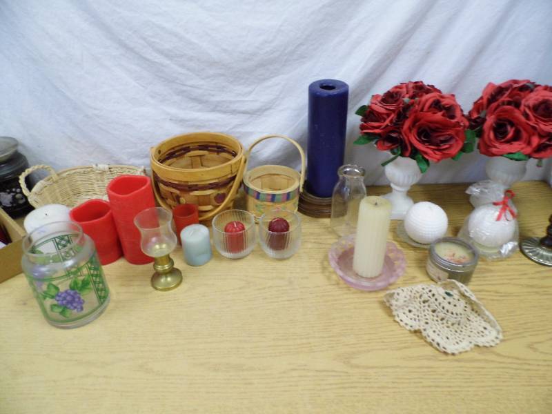 lot 18 image: Candles - Decor