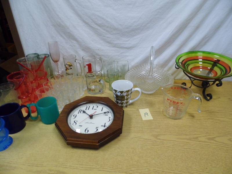lot 19 image: Glassware - Coke Decor