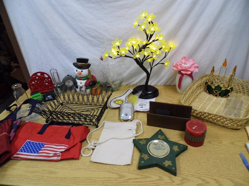 lot 21 image: Decor