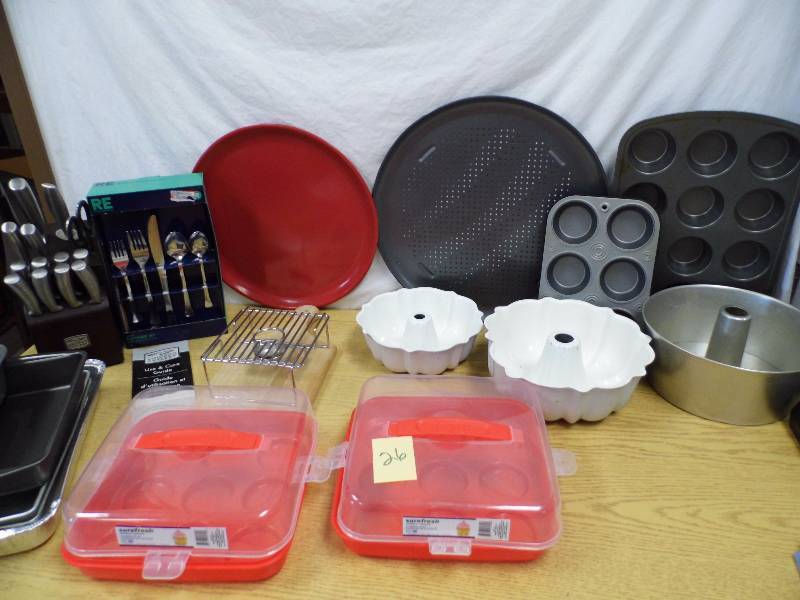 lot 26 image: Chicago Cutlery - Pans
