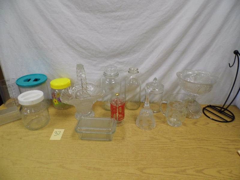 lot 37 image: Glassware