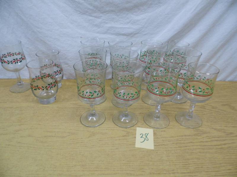 lot 38 image: Christmas Glasses