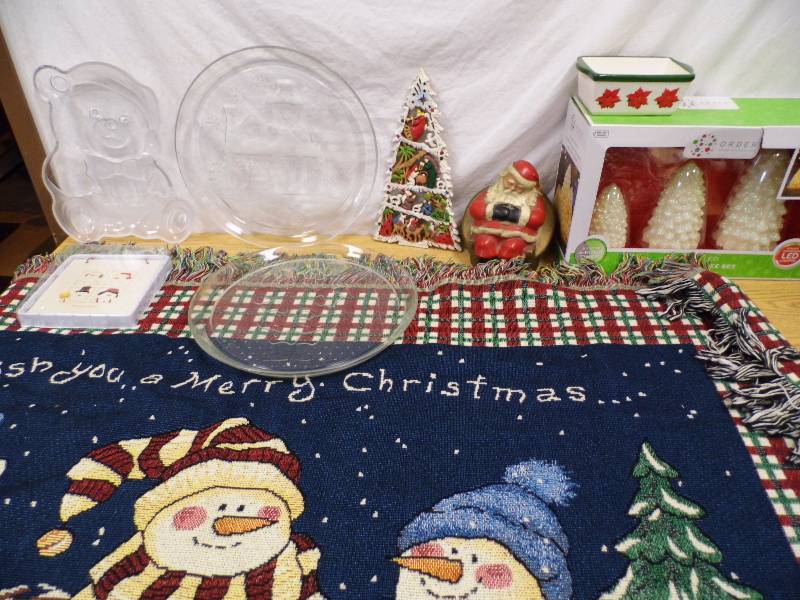 lot 40 image: Christmas - Vintage Metal Santa - Throw