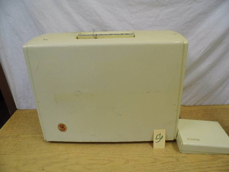 lot 56 image: Singer Sewing Machine