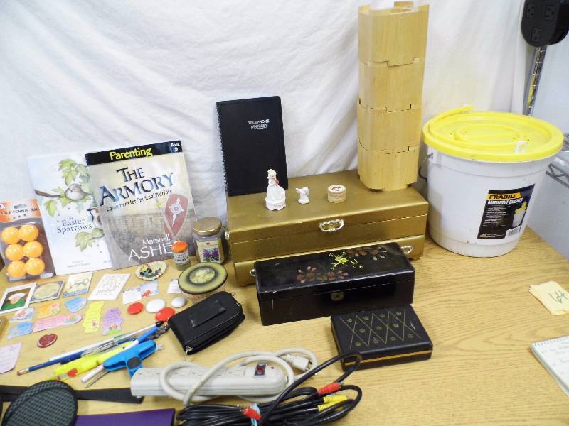 lot 64 image: Minnow Bucket - Jewelry Boxes