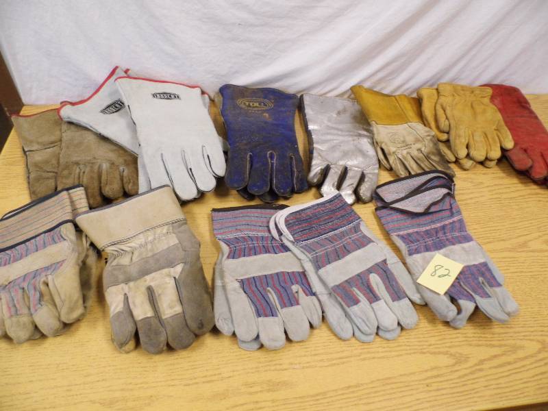 lot 82 image: Gloves