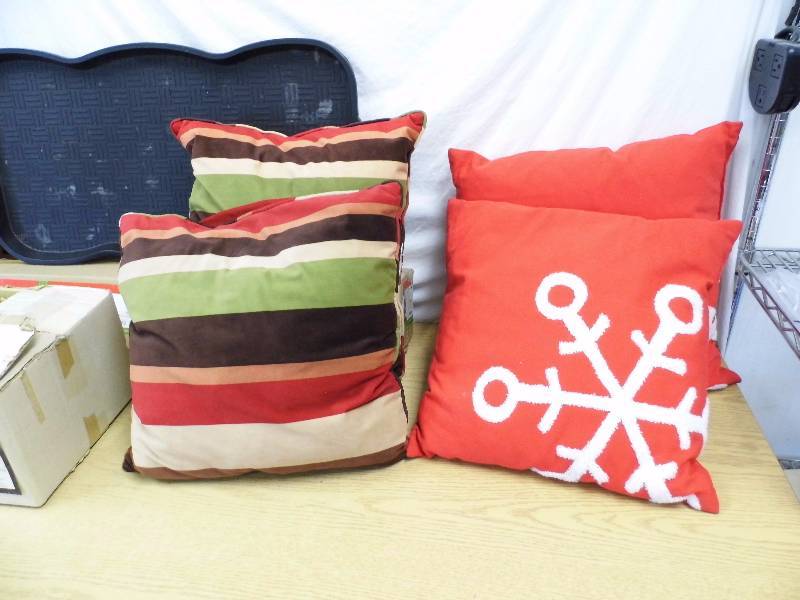 lot 101 image: Christmas Tree - Pillows