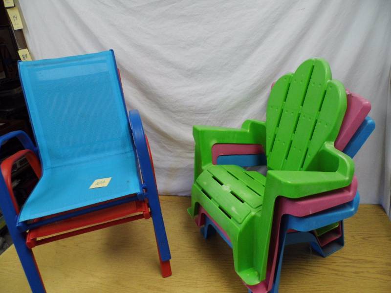 lot 102 image: Kids Lawn Chairs