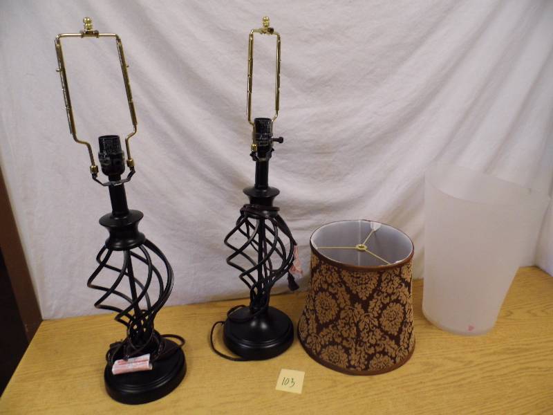 lot 103 image: 2 Lamps - 1 Shade - Garbage Can
