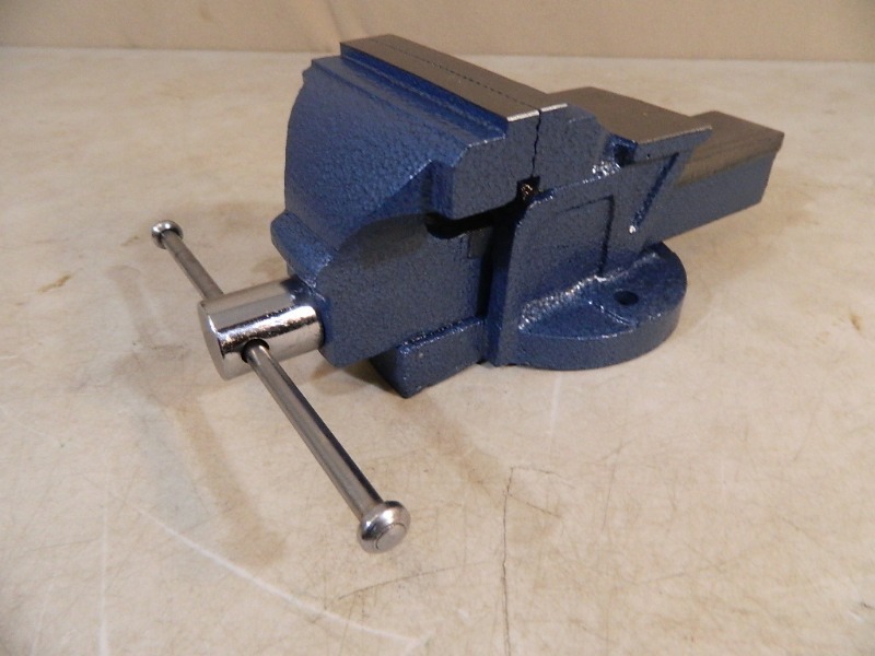 lot 25 image: New Bench Vise