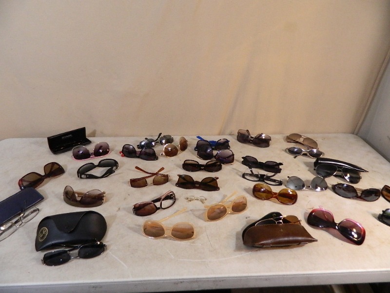 lot 117 image: Glasses
