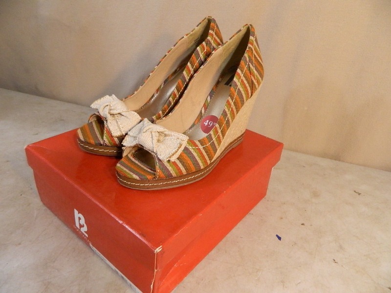 lot 126 image: Super Cute Summer Wedges