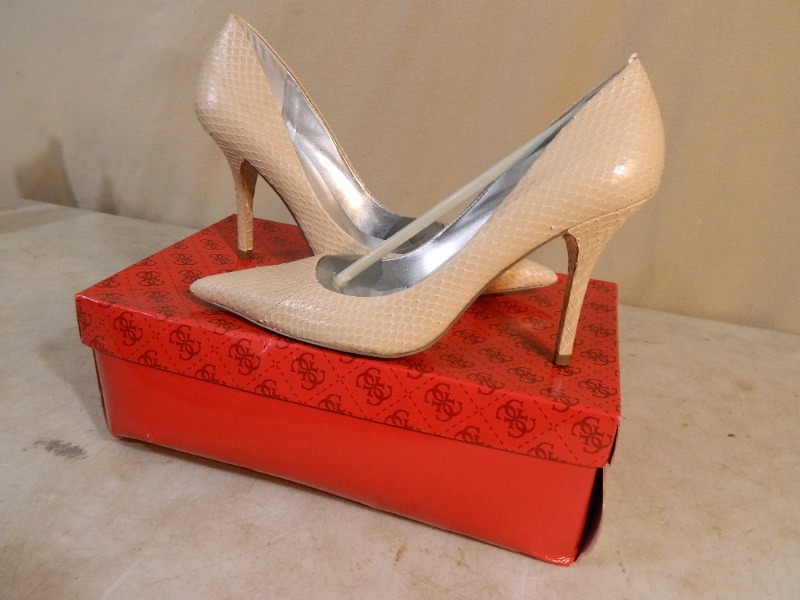 lot 144 image: New Guess Heels