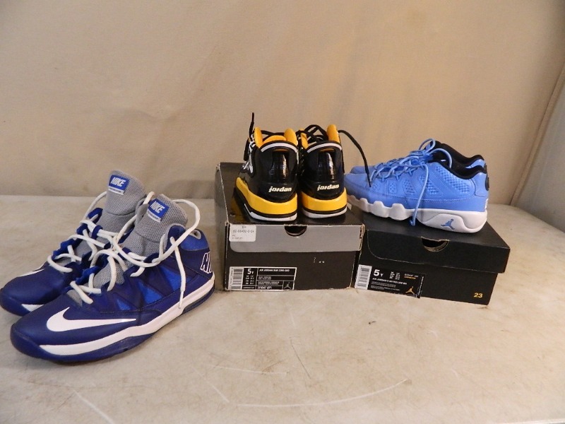lot 155 image: 3 Pairs of Nike Shoes