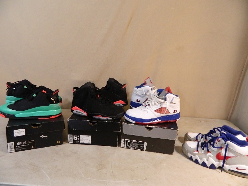 lot 156 image: 4 Pairs of Nike Shoes