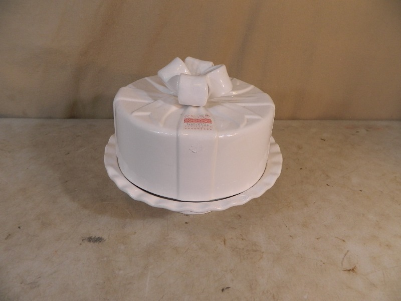 lot 190 image: Very Pretty Cake Holder