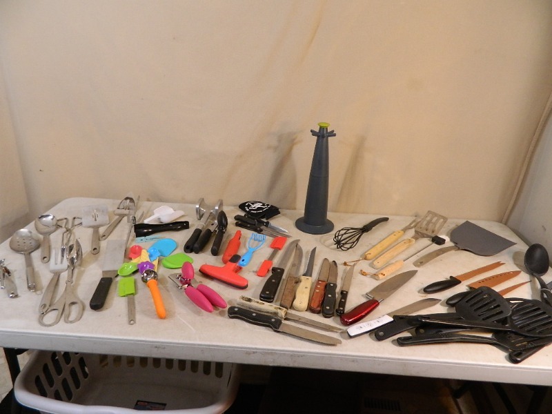 lot 194 image: Knives and Utensils