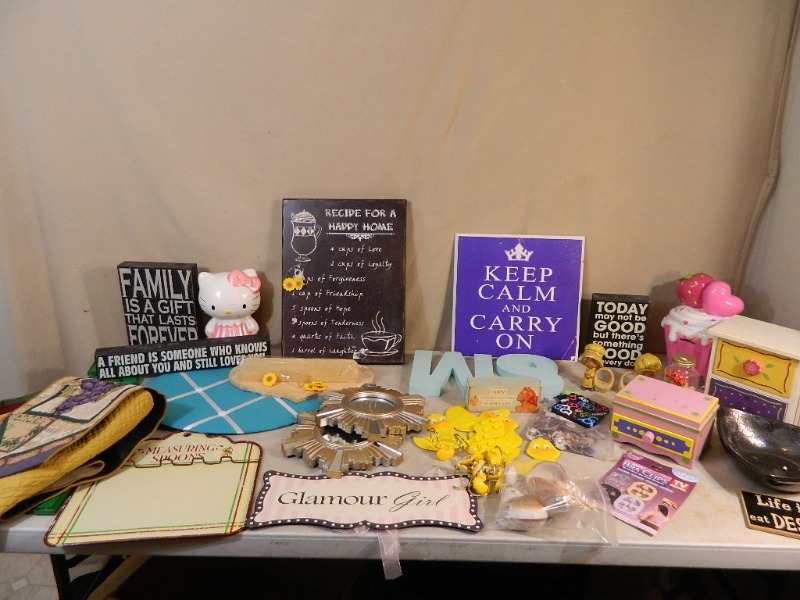 lot 204 image: Quote Signs and Decor