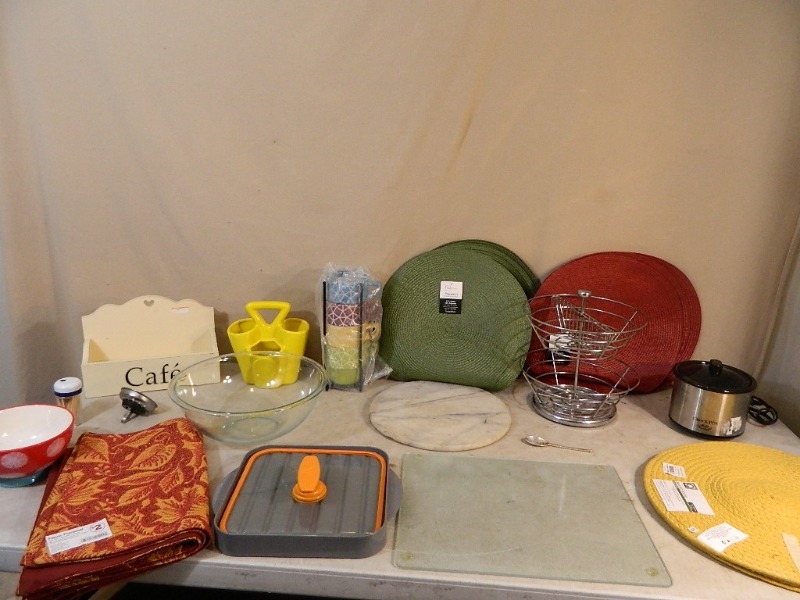 lot 205 image: Kitchen Items