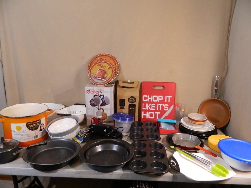 lot 216 image: Kitchen Items