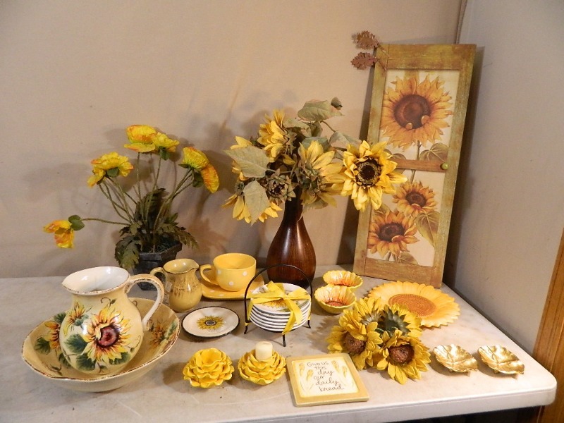 lot 219 image: Sunflower Decor
