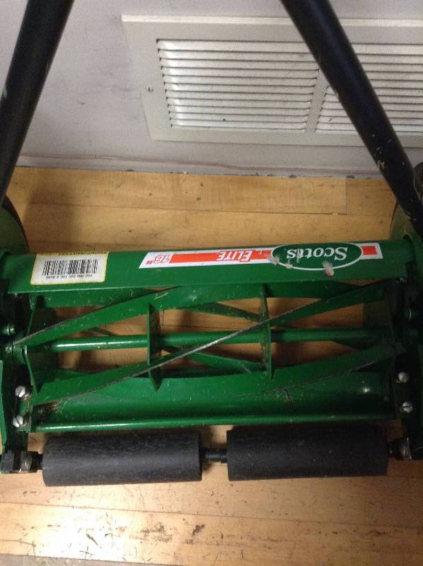 lot 2 image: Scotts Scotts 16 in. Walk-Behind Push Reel Lawn Mower Model#  415-16S in working conditions