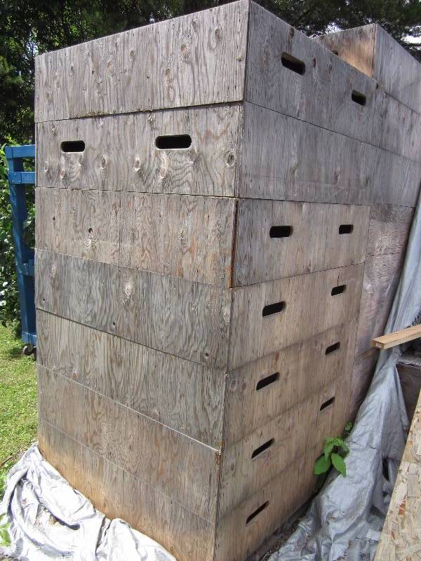 lot 9 image: 8 Stackable Crates