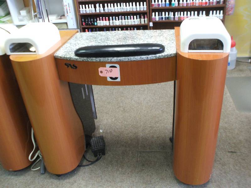 lot 710 image: MANICURE TABLE