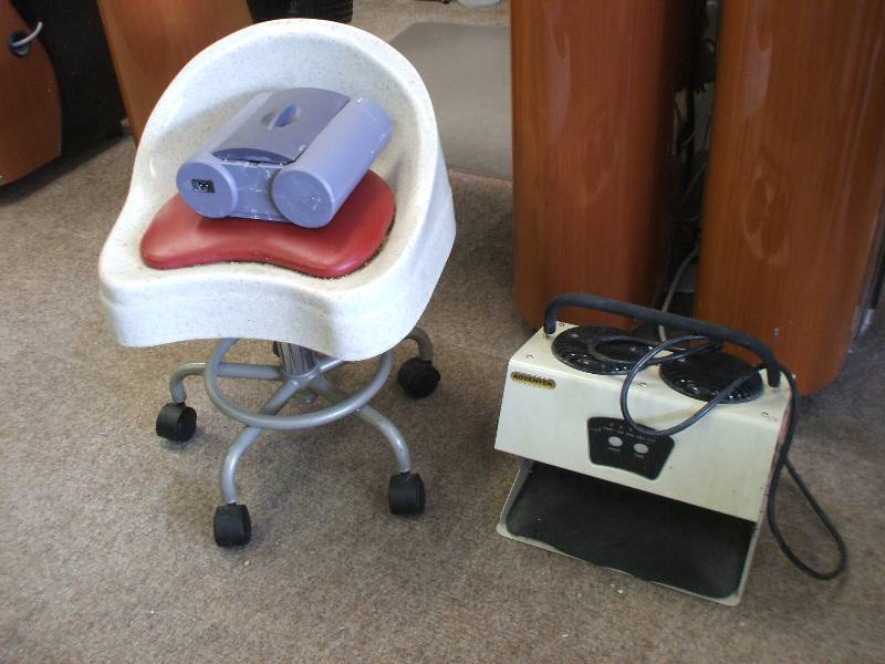 lot 727 image: PEDICURE NAIL DRYER, STOOL AND NAIL REMOVER